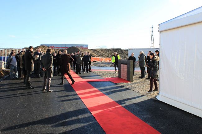Moquette rouge pour accéder a la tente